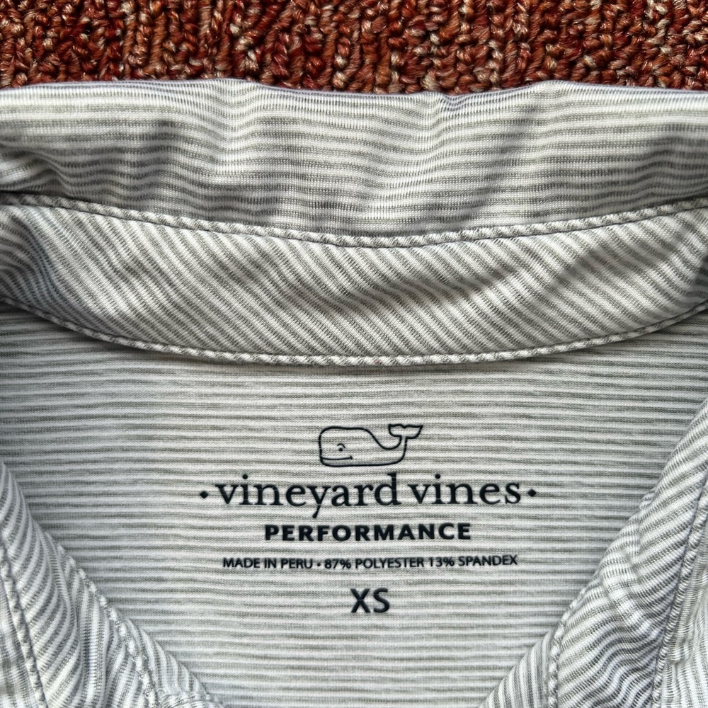 Men's Vineyard Vines Light Gray w/White stripes Performance Polo Shirt - XS - Picture 2 of 7